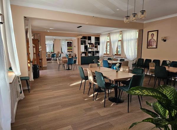 Living open-space, bucatarie modern utilata si terasa acoperita.